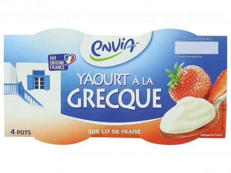 Yaourt à la grecque sur lit de fraise