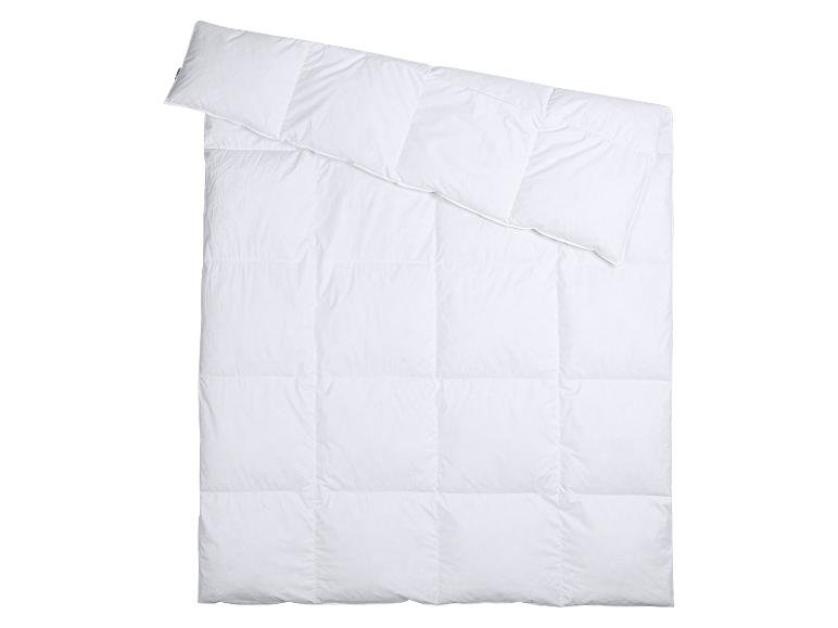Couette garnie de plumes et de duvet, 240 x 220 cm.