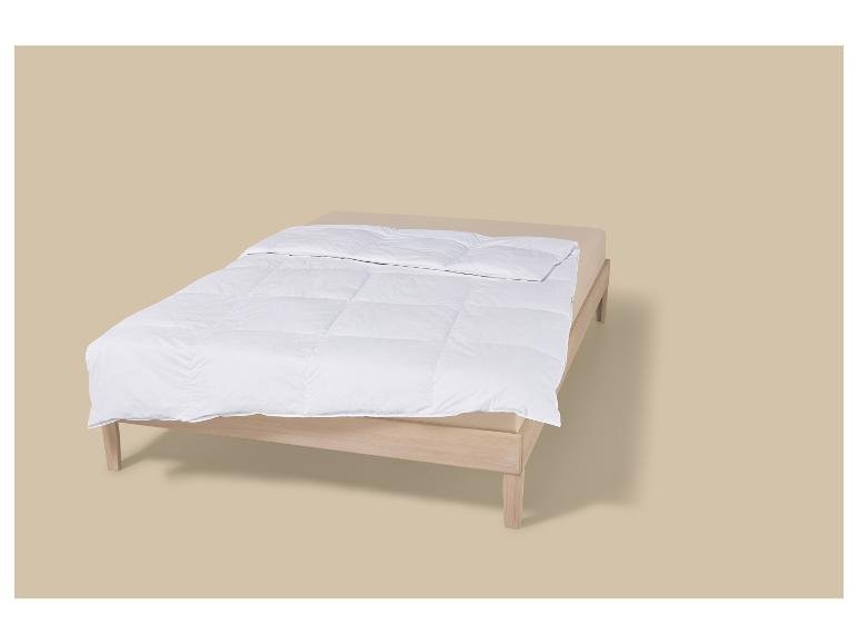 Couette garnie de plumes et de duvet, 240 x 220 cm.