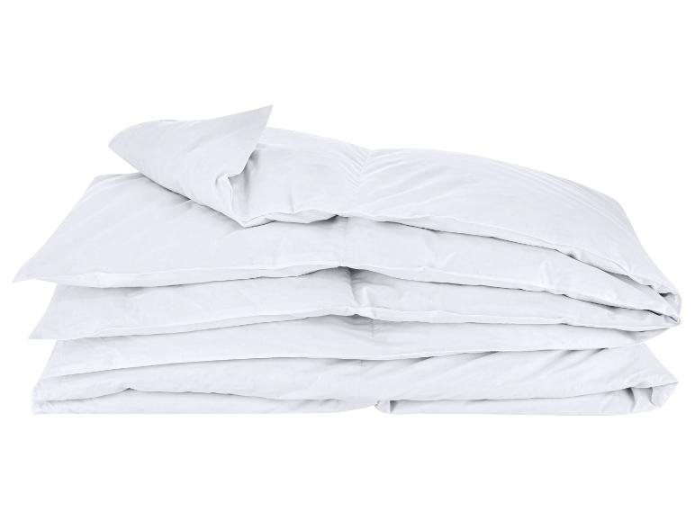 Couette garnie de plumes et de duvet, 240 x 220 cm.